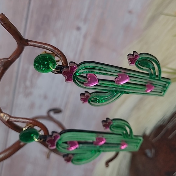 NEW GREEN HEART & CACTUS CLIP-ON EARRINGS - Picture 3 of 7